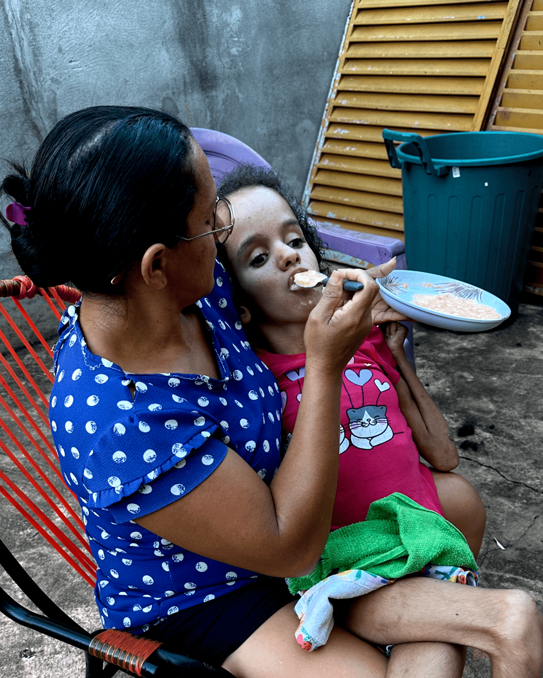 Maria Sônia oferecendo alimentação especial para Ana Júlia